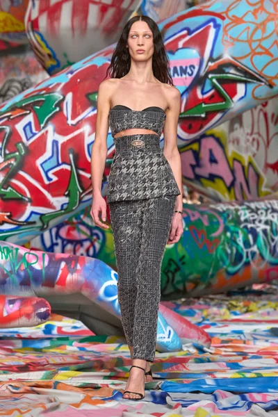 Look 11